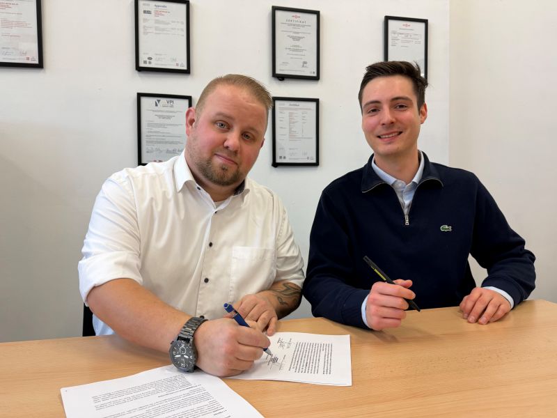 Geschäftsführer von Josef Meyer Rail, Florian Steinbock, und Geschäftsführer von NRail Mind, Jos Ritter, bei der Vertragsunterschreibung